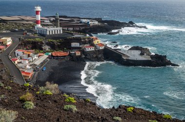 Kıyı görünümüyle deniz feneri ve Africanâ, Fuencaliente, La Palm