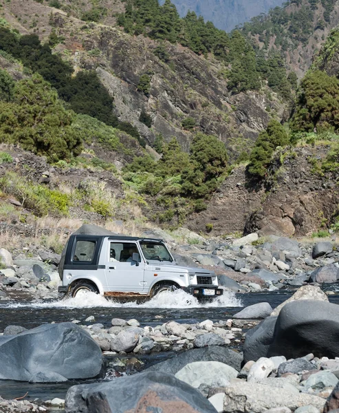 4WD traversarea pârâului — Fotografie, imagine de stoc