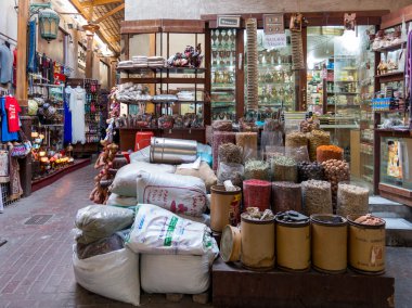 Baharat Çarşısı Dubai Deira bölgesinde alışveriş