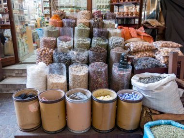 Baharat Çarşısı Dubai Deira bölgesinde alışveriş