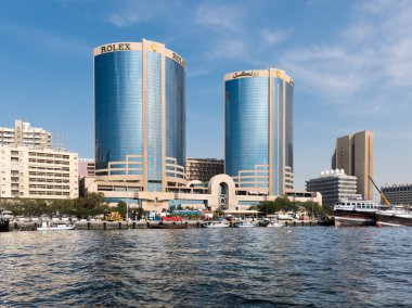 Dubai, Birleşik Arap Emirlikleri (BAE) - 26 Ocak 2014: Deira ikiz kuleleri veya Rolex Towers de Rigga Al Buteen içinde Deira Creek, Dubai, Birleşik Arap Emirlikleri
