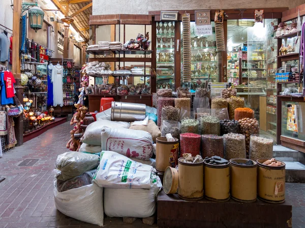 Tienda en el zoco de especias en el distrito de Deira de Dubai — Foto de Stock