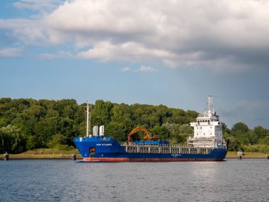 Kiel Kanalı, Almanya - 29 Temmuz 2025: Genel kargo gemisi HAV Atlantik Kiel Kanalı, Nord-Ostsee-Kanal, Kiel yakınlarında Schleswig-Holstein eyâletinde yelken açıyor