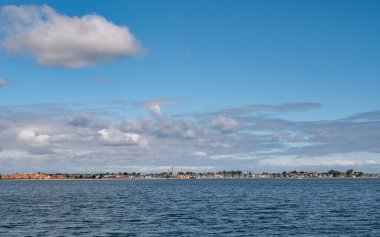Kerteminde kıyı şeridi ve Funen limanı Büyük Kuşak sularından görüldü, Güney Danimarka