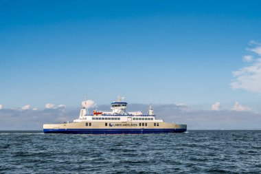 Great Belt, Danimarka - 2 Ağustos 2025 Langeland 'dan Lolland' a giden Ro-Pax feribotu Güney Danimarka 'da Büyük Kuşak' tan geçiyor.