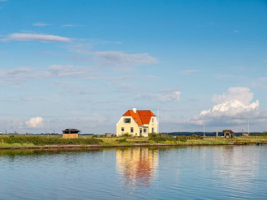 Albuen, Danimarka - 1 Ağustos 2025: Danimarka 'nın Lolland kentindeki Nakskov Fjord' un koruma altındaki gölünde görülen Albuehus