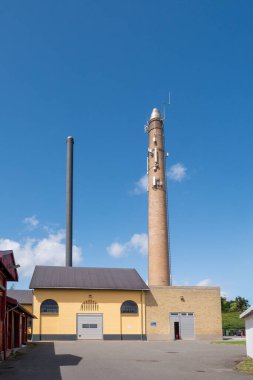 Kerteminde, Danimarka - 5 Ağustos 2025: Kerteminde Fjernvarme İlçe Isıtma Tesisi tuğla bina ve bacalı, Funen, Güney Danimarka
