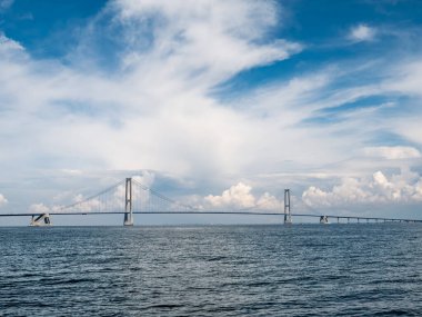 Büyük Kuşak Doğu Köprüsü, asma köprü, sudan, Danimarka 'da Zealand ve Funen arasındaki Kuşak sularından yaklaşırken.