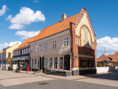 Kerteminde, Danimarka - 5 Ağustos 2025: Langegade 'deki tarihi tüccar evi orta Kerteminde, Funen, Güney Danimarka