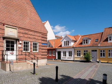 Kerteminde, Danimarka - 5 Ağustos 2025: Nordre Kirkerist ve Strandgade 'in köşesi kasaba tarihi arşivi ve eski kasaba, Kerteminde, Funen, Güney Danimarka