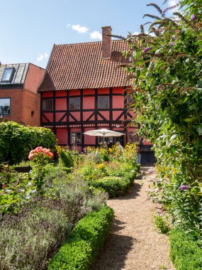 Kerteminde, Danimarka - 5 Ağustos 2025: Farvergaarden 'in iç avlusu, orta Kerteminde, Funen, Güney Danimarka' da kırmızı yarı kereste müzesi ve bahçesi ile
