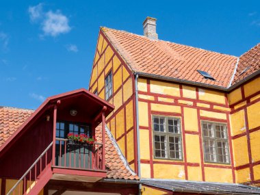 Kerteminde, Danimarka - 5 Ağustos 2025: Andresens Koebmandsgaard kereste çerçeveli sarı binalar, Kerteminde, Funen, Güney Danimarka