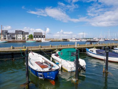 Kerteminde, Danimarka - 5 Ağustos 2025: Kerteminde limanında Nordre Havnekaj boyunca rıhtım evleri olan küçük motorlu botlar, Funen, Güney Danimarka