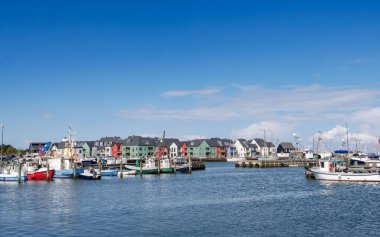 Kerteminde, Danimarka - 5 Ağustos 2025: Kerteminde limanında Nordre Havnekaj boyunca rıhtım evleri olan küçük balıkçı tekneleri, Funen, Güney Danimarka