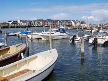 Kerteminde, Danimarka - 5 Ağustos 2025: Kerteminde limanında Nordre Havnekaj boyunca rıhtım evleri olan küçük motorlu botlar, Funen, Güney Danimarka