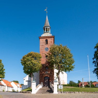 Ebeltoft, Danimarka - 9 Ağustos 2025: Ebeltoft, Djursland, Jutland 'deki Ebeltoft Kilisesi' nin girişi ve kulesi