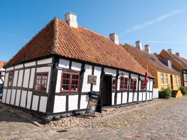 Ebeltoft, Danimarka - 9 Ağustos 2025: Eski Ebeltoft, Jutland 'daki tarihi yarı keresteli bina ile sokak manzarası Overgade