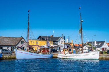 Ebeltoft, Danimarka - 9 Ağustos 2025: Ebeltoft, Jutland 'ın küçük balıkçı limanında bulunan balıkçı tekneleri