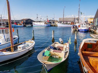 Ebeltoft, Danimarka - 9 Ağustos 2025: Ebeltoft, Jutland 'ın küçük balıkçı limanında bulunan balıkçı tekneleri