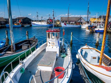 Ebeltoft, Danimarka - 9 Ağustos 2025: Ebeltoft, Jutland 'ın küçük balıkçı limanında bulunan balıkçı tekneleri
