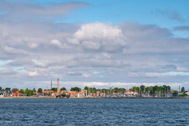 Kerteminde kıyı şeridi ve Funen limanı Büyük Kuşak sularından görüldü, Güney Danimarka