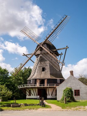 Kerteminde, Danimarka - 5 Ağustos 2025: Svanemollen yel değirmeni, Güney Danimarka 'da Funen' de Kerteminde, Mollebakken 'de sahnelenen tarihi önlük değirmeni