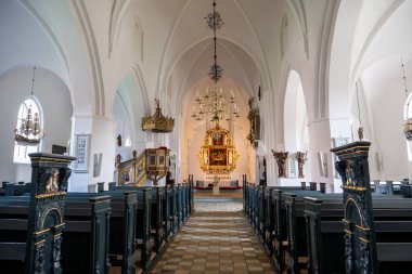 Kerteminde, Danimarka - 5 Ağustos 2025: Sankt Laurentii Kirke kilise iç mimarisi nave sıraları ile Rönesans sunağı, Kerteminde, Funen, Güney Danimarka