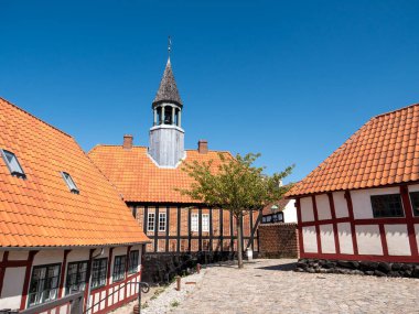 Ebeltoft, Danimarka - 9 Ağustos 2025: Eski kasaba Ebeltoft, Djursland, Jutland, Danimarka 'da yarı ahşap binalar ve tarihi belediye müzesi bulunan avlu