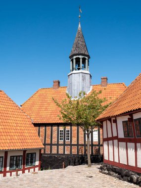 Ebeltoft, Danimarka - 9 Ağustos 2025: Eski kasaba Ebeltoft, Djursland, Jutland, Danimarka 'da yarı ahşap binalar ve tarihi belediye müzesi bulunan avlu