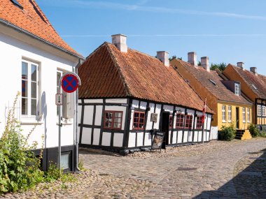 Ebeltoft, Danimarka - 9 Ağustos 2025: Eski Ebeltoft, Jutland, Danimarka 'daki tarihi yarı ahşap bina ile sokak manzarası Overgade