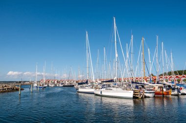 Ebeltoft, Danimarka - 9 Ağustos 2025: Skudehavn yat limanında demirlemiş yelkenliler Ebeltoft, Jutland, Danimarka 'daki liman evleri
