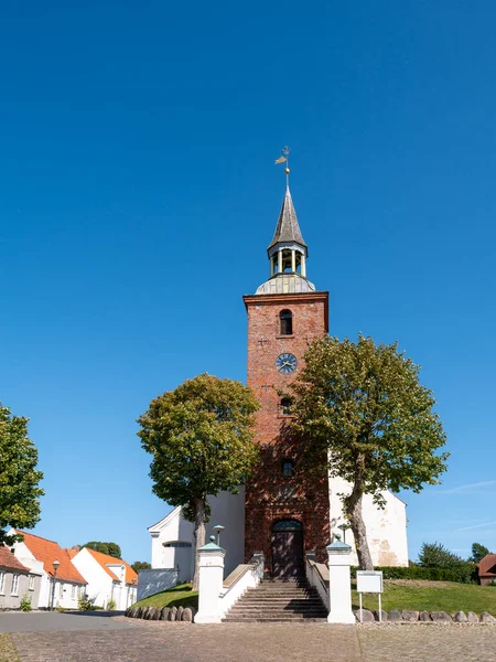 Ebeltoft, Danimarka - 9 Ağustos 2025: Ebeltoft, Djursland, Jutland, Danimarka 'daki Ebeltoft Kilisesi girişi ve kulesi