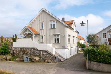 Marstrand, İsveç - 15 Ağustos 2025: Eski kent Marstrand, Bohuslan 'da tarihi ahşap villa