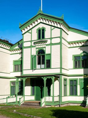 Marstrand, İsveç - 16 Ağustos 2025: Eski kasaba Marstrand, Bohuslan 'daki tarihi ahşap Toplum Evi, batı kıyısı İsveç