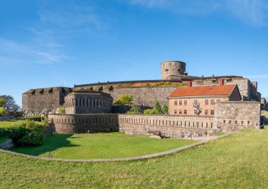 Marstrand, İsveç - 16 Ağustos 2025 Carlsten Kalesi, Karlsten Fastning, eski kasaba, Bohuslan, batı kıyısı İsveç