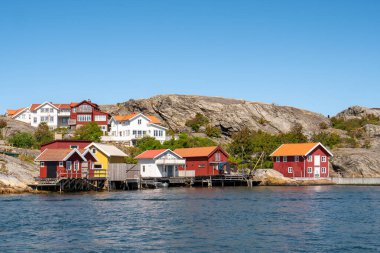 Mollosund, Bohuslan Takımadaları kıyıları boyunca renkli evler, kayıkhaneler ve barakalar, batı kıyısı İsveç