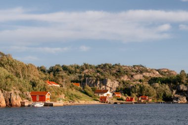 Sahil manzaralı Getevikssund rıhtım evleri ve kayalık kıyı şeridi Bohuslan takımadalarındaki tipik küçük kıyı yerleşimi, batı kıyısı İsveç