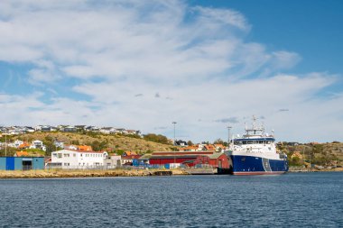 Lysekil, İsveç - 17 Ağustos 2025: Lysekil, Bohuslan, İsveç 'in batı kıyısındaki liman bölgesinde bir araştırma gemisi