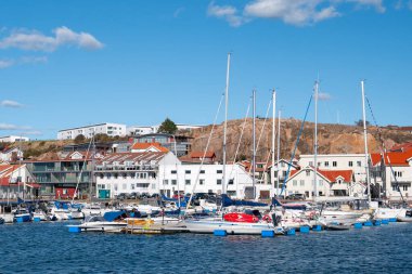 Lysekil, İsveç - 17 Ağustos 2025: Lisekil, Bohuslan, batı kıyısı İsveç 'te Norra Hamnen boyunca yelkenli ve liman evleri