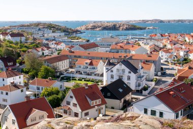 Lysekil, İsveç - 17 Ağustos 2025: İsveç 'in batı kıyısındaki Rosviksberg' den Norra Hamnen marinasına, açık deniz ve granit Bohuslan kıyılarına doğru bakın.