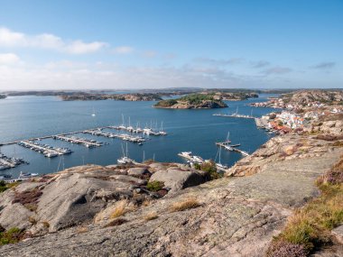 Fjallbacka marinası ve Bohuslan, Vastra Gotaland 'daki takımada kıyı şeridi, batı kıyısı İsveç, Vetteberget manzarası