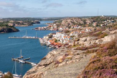 Fjallbacka limanı, kıyı köyü ve Bohuslan, Vastra Gotaland, batı kıyısı İsveç 'te Vetteberget