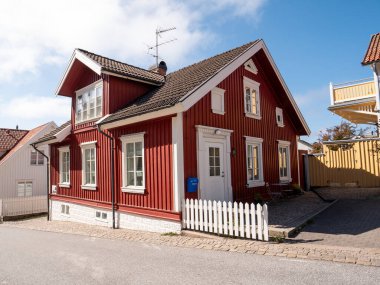 Fjallbacka, İsveç - 18 Ağustos 2025: Fjallbacka, Bohuslan, Vastra Gotaland, batı kıyısı İsveç 'te Galarbacken' deki kültürel miras kırmızı ahşap ev