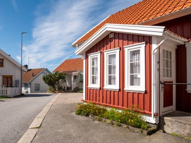 Fjallbacka, İsveç - 19 Ağustos 2025: Fjallbacka, Bohuslan, Vastra Gotaland, batı kıyısındaki Sodra Hamngatan 'daki kırmızı ahşap ev