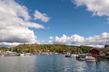 İsveç 'in Bohuslan şehrinde Hamburgsund kanalı boyunca limanda demirlemiş gemiler.