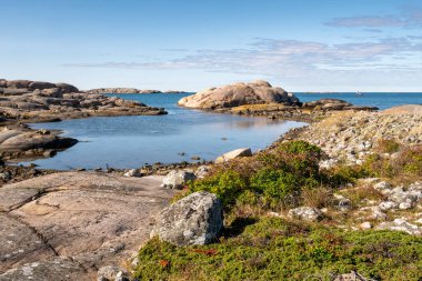 Kayalık kıyı şeridi Valon doğa koruma alanı, Bohuslan, batı kıyısı İsveç, pürüzsüz granit oluşumları ve açık ufka doğru sakin deniz.