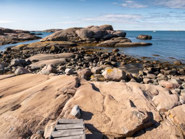 Valon Doğa Koruma Alanındaki granit kayalar, Bohuslan, batı kıyısı İsveç, yuvarlak kaya, kıyı şeridi ve açık deniz manzaralı