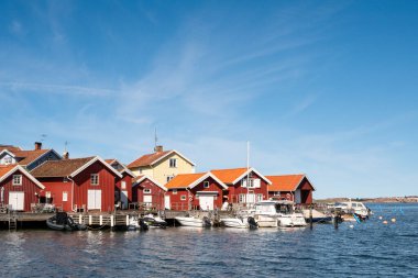 Fiskeback skil, İsveç - 25 Ağustos 2025: İsveç 'in batısındaki Skagerrak kıyısı boyunca İsveç' in Bohuslan kentindeki Fiskebackskil adasında kırmızı kayıkhaneler