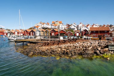 Grundsund, İsveç - 25 Ağustos 2025: Skafto adasındaki Grundsund liman kanalı, Bohuslan takımadası, batı kıyısı İsveç 'te tekne rampası ve liman evleri