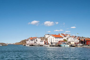 Grundsund, İsveç - 25 Ağustos 2025: Grundsund limanındaki rıhtım evleri Skafto adası, Bohuslan takımadası, batı kıyısı İsveç